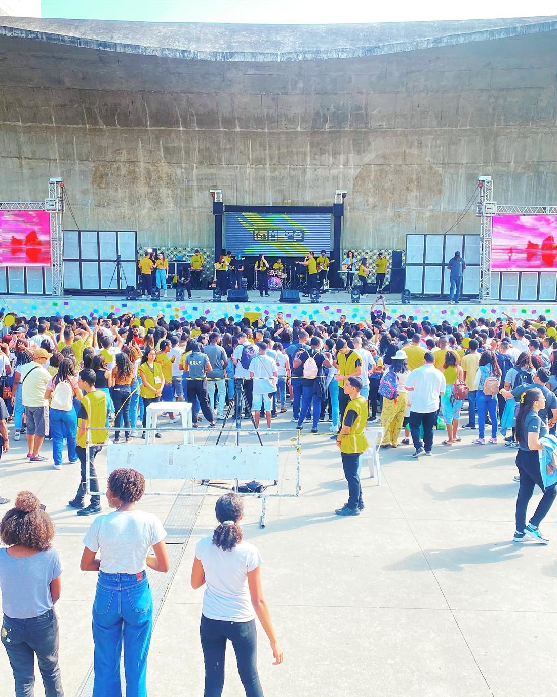 Estrutura de box truss e painéis de LED montada pela MPC para grande público