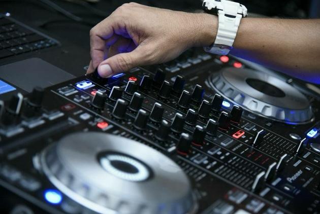Técnico da MPC operando controladora de som