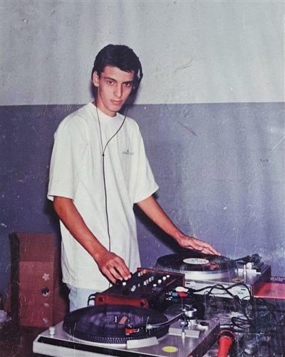 Marcelo Pena discotecando em 1994
