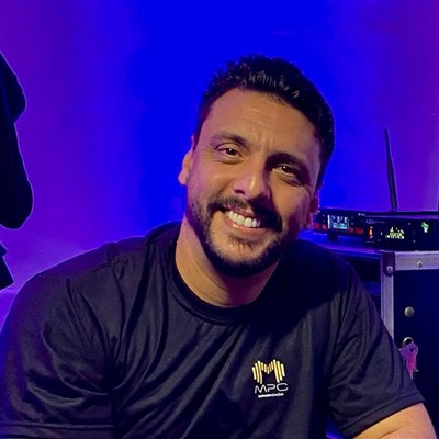 Marcelo Pena hoje, com a camisa da MPC ao lado da mesa de som